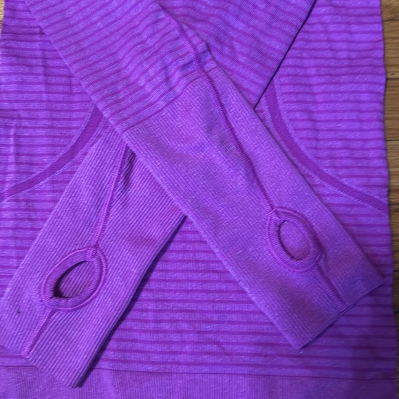Lululemon swiftly top. EUC size 2 - Picture 6 of 6